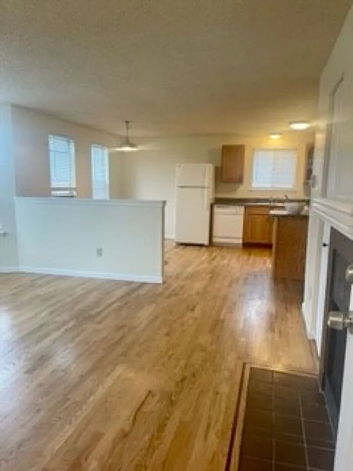 2 bed, 1.0 bath, 950 sqft, $1,600 — Photo 2