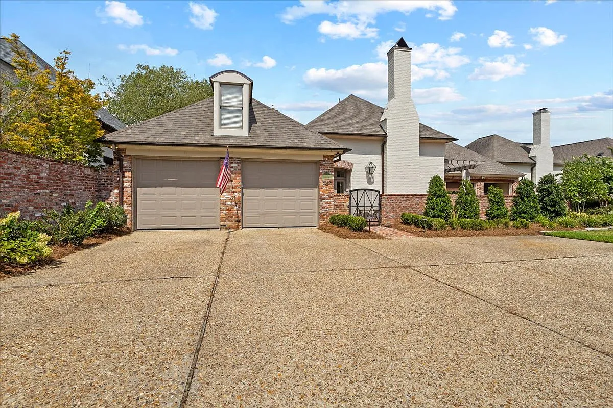 3 bed, 2.5 bath, 3383 sqft, $5,000 — Photo 3