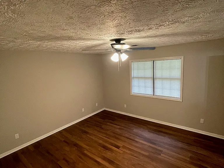 119 Lambert Dr — Photo 4