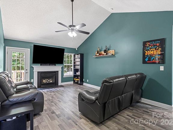 3rd image of 124 Turning Leaf Ln