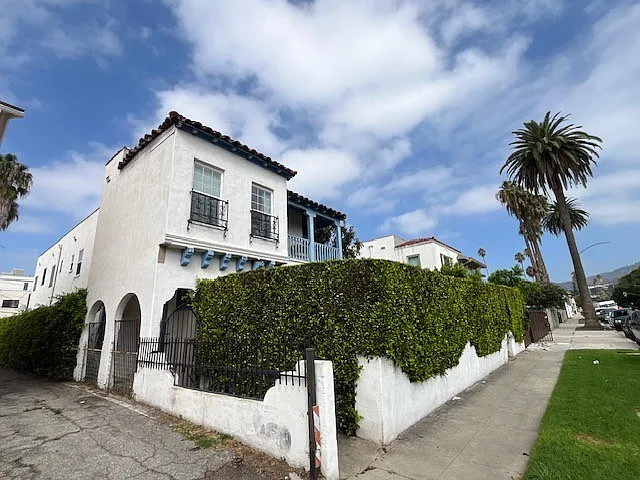 1407 N Hobart Blvd — Photo 3
