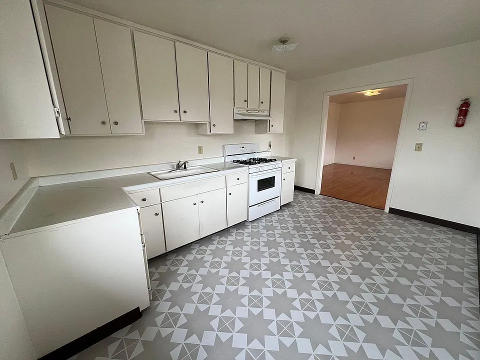 Building Photo 3