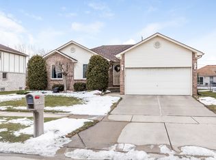 2072 Brinston Ave, Troy, MI 48083