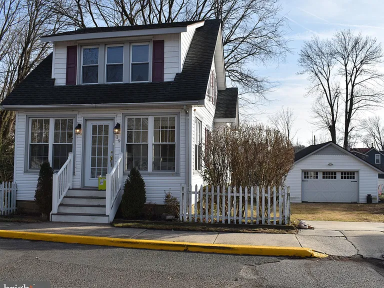 19 Snowden Ave — Photo 2
