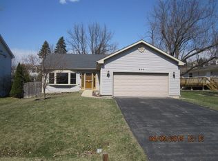 826 Menominee Dr, Lake In The Hills, IL 60156