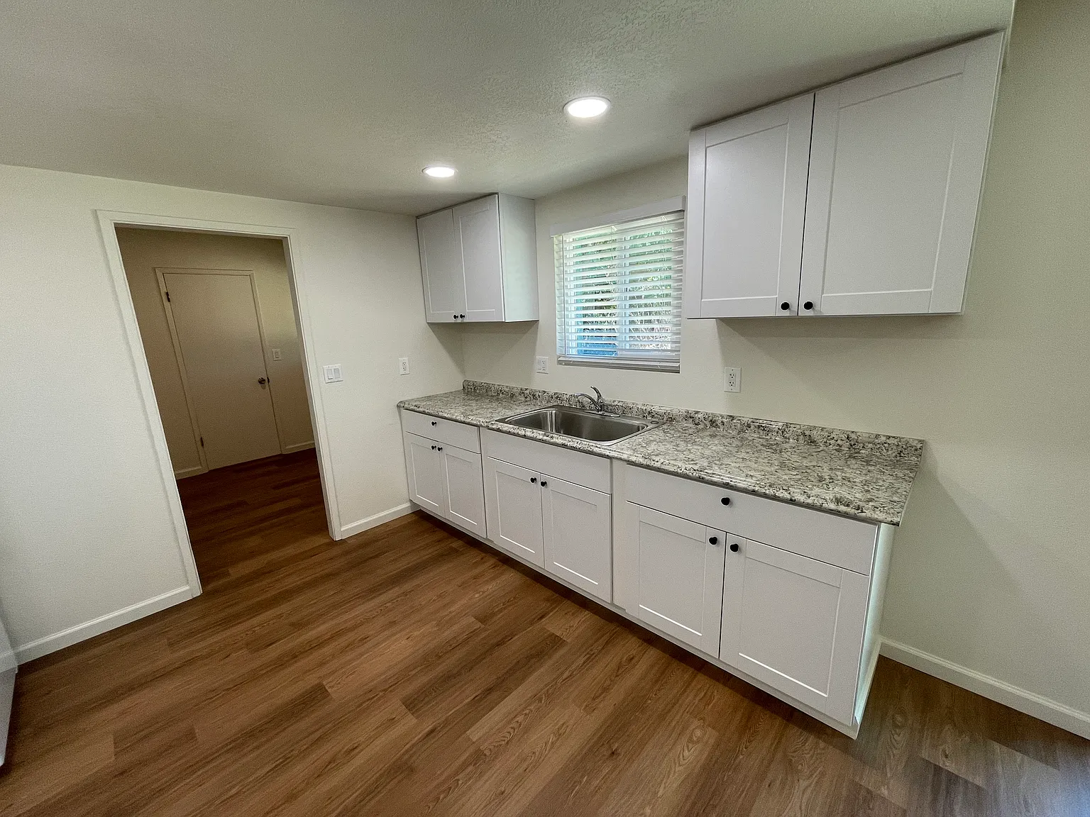 2 bed, 1000 sqft, $1,300 — Photo 3