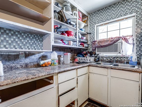 5th image of 302 E Vestal Pl