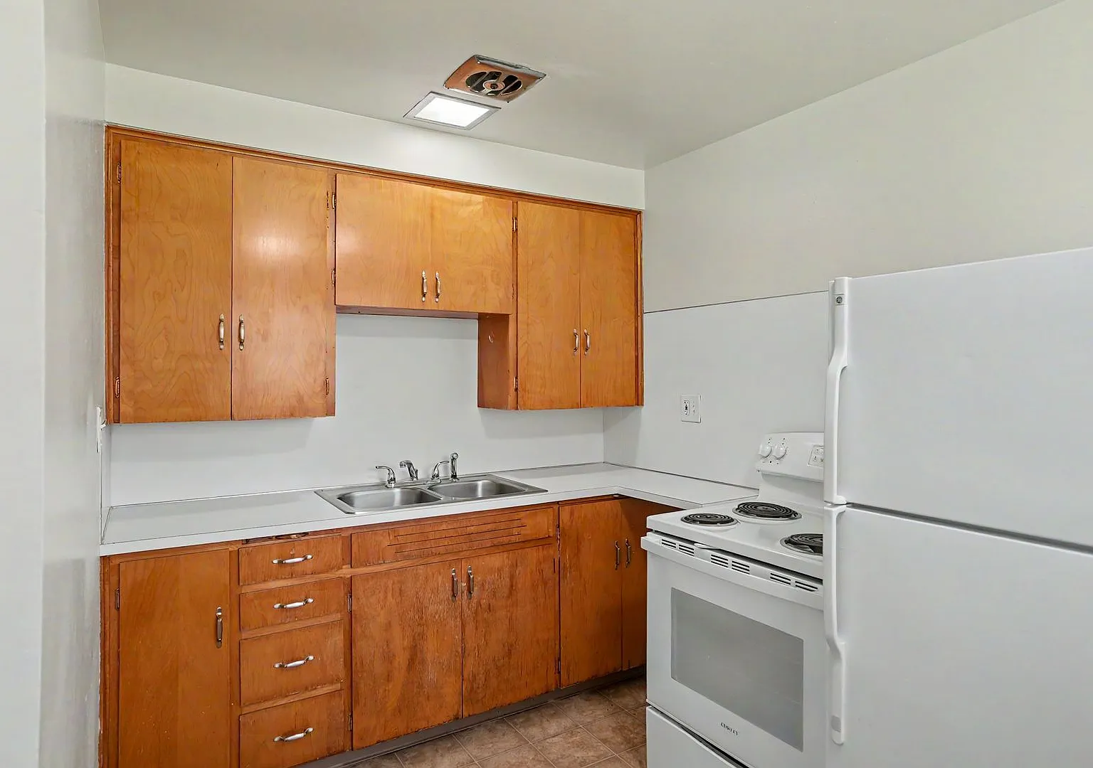 086-Friendship Court Apartments — Photo 2