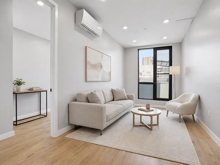 356 E 8th St #Penthouse 3 — Photo 2