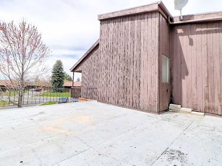 2734 N Edgewood Dr — Photo 2