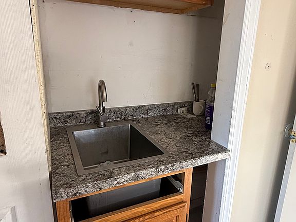 5th image of 511 Maple Ave #B