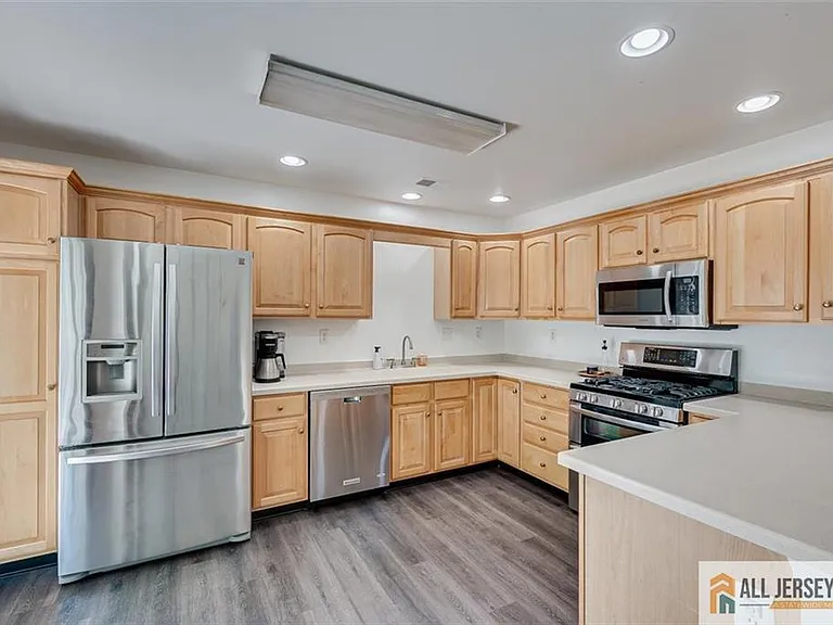 403 Somerset Ct — Photo 13
