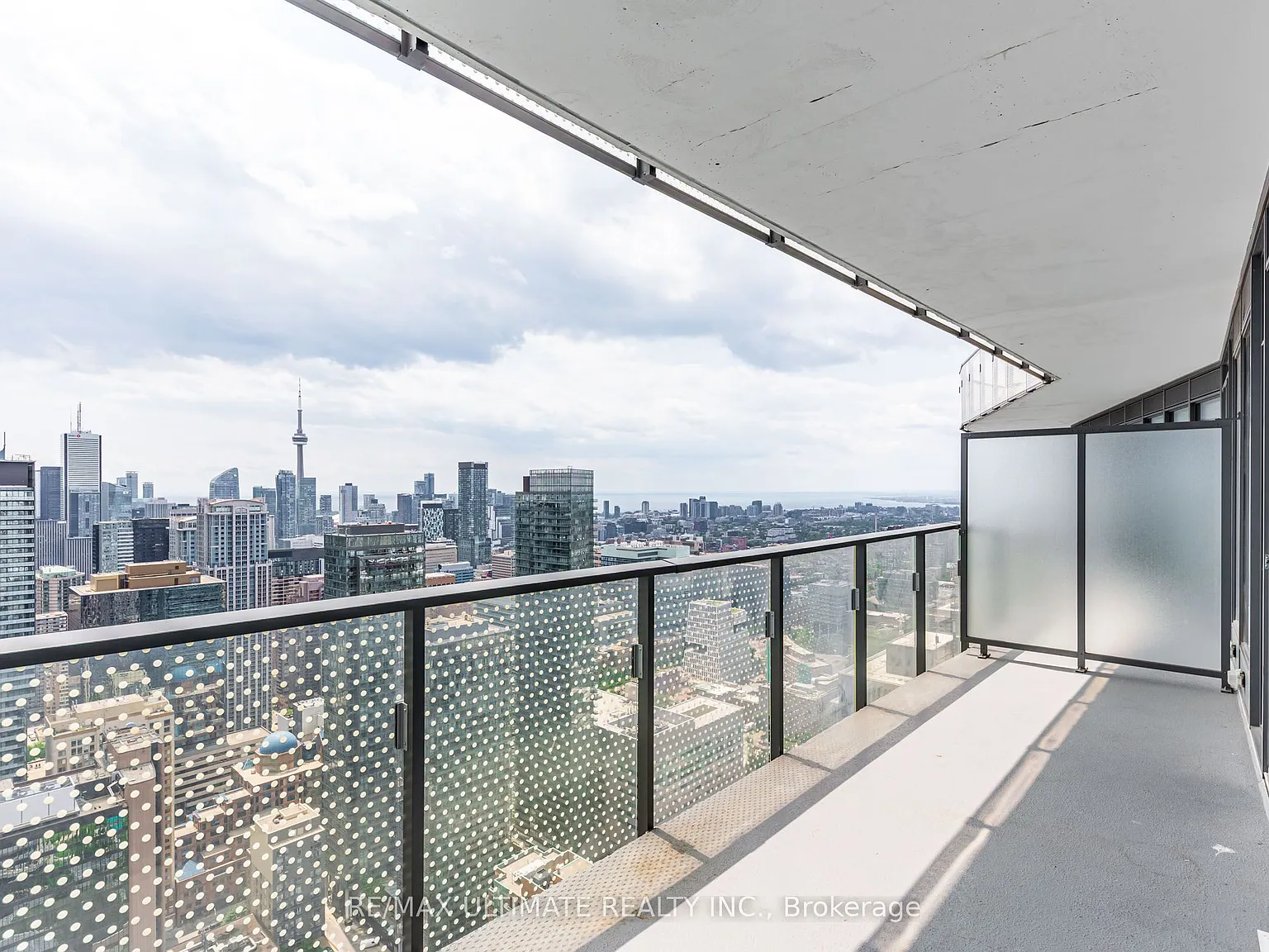 Wellesley on the Park Condos — Photo 1