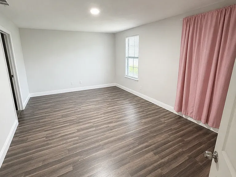 2438 Bevecrest Dr — Photo 2