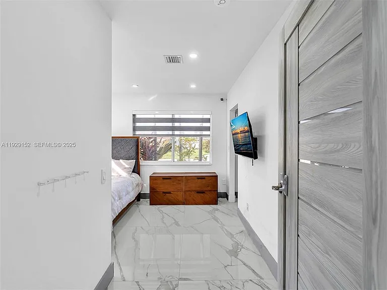 440 SE 8th Ave — Photo 17