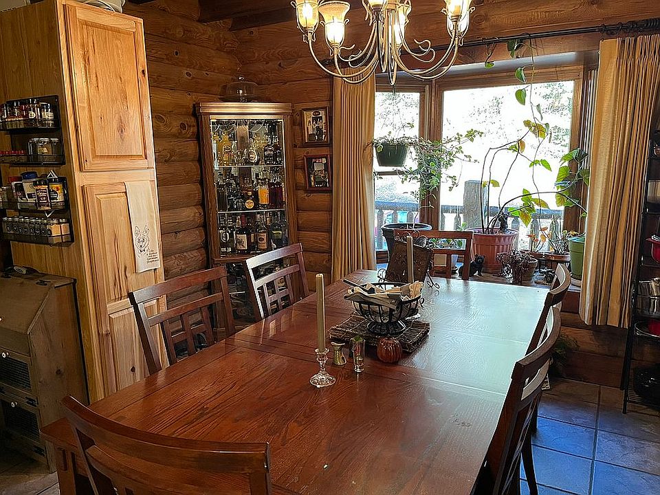 Dining Room with BayWindow. 