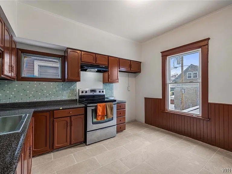 189 Hughes Ave — Photo 10