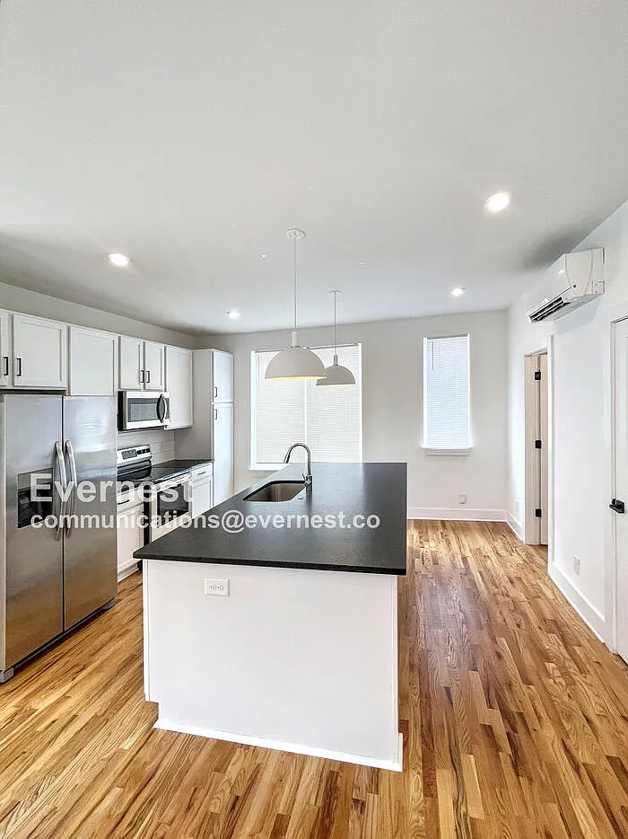 3 bed, 2.5 bath, 1703 sqft, $2,345 — Photo 3