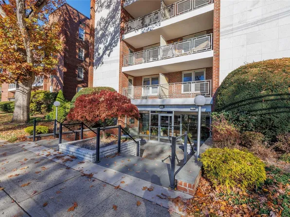 110 Brooklyn Avenue #2H, Freeport, NY 11520