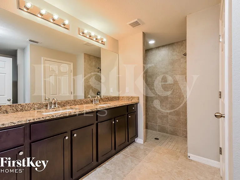 1139 SW 29th St — Photo 9