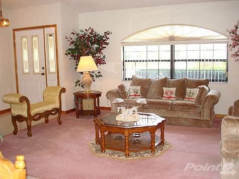 135 Wynnfield Drive living room