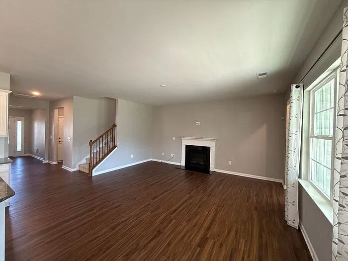 4 bed, 3.0 bath, 2628 sqft, $2,975 — Photo 4
