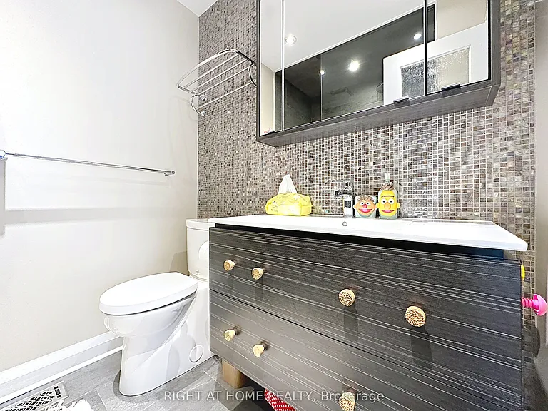 2547 Gill Cres — Photo 12
