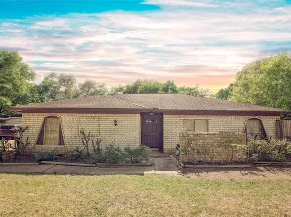 13927 Lynnwood Ln, Sugar Land, TX 77498