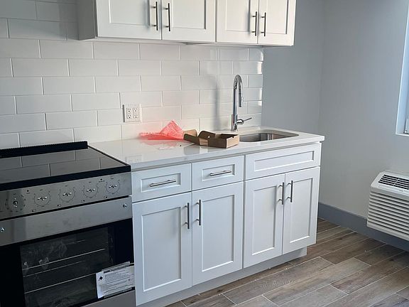 2nd image of 1143 Hoe Ave #3E