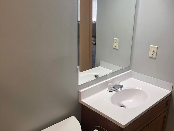 5th image of 1013 Capitol Hills Dr