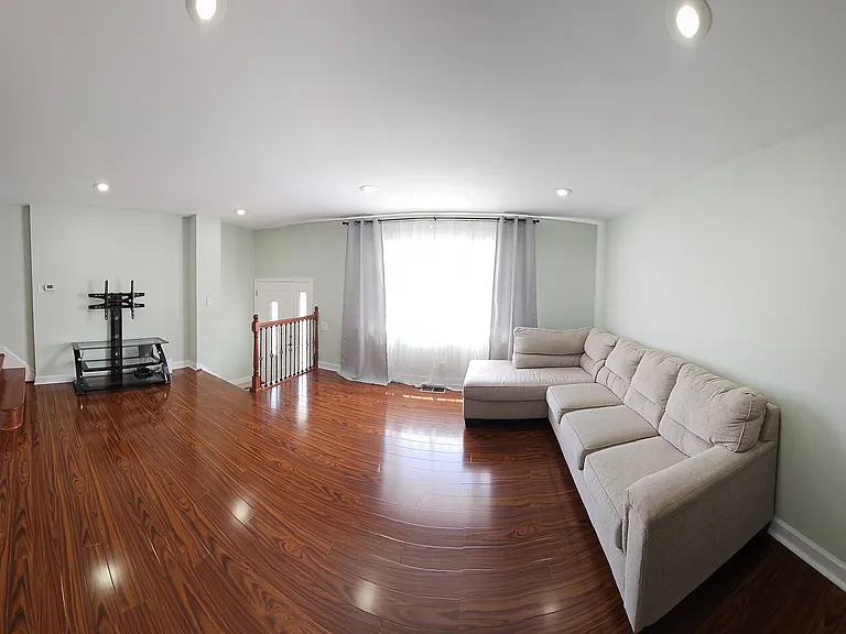 L:iving room