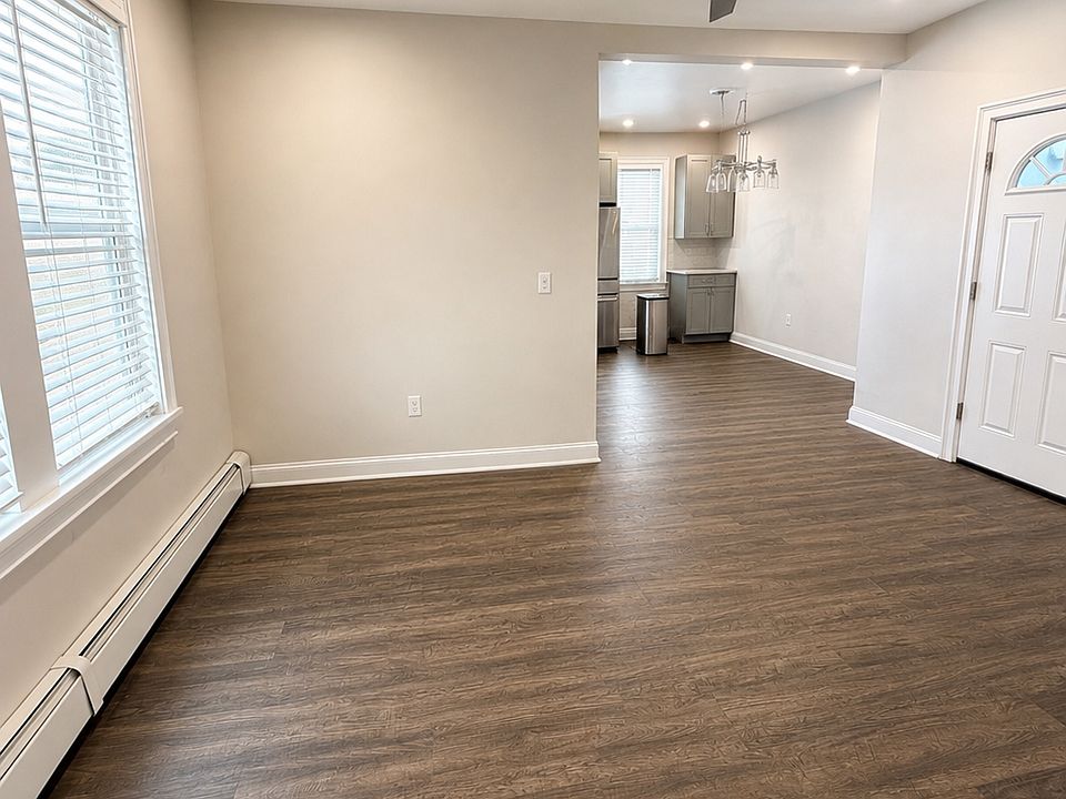 2nd image of 2061 Lawton Ave #2