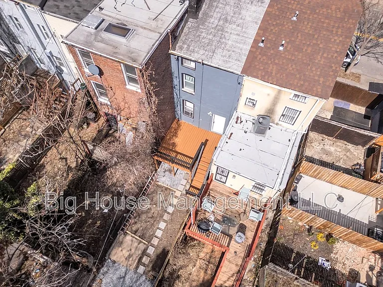 1105 W Lombard St — Photo 10