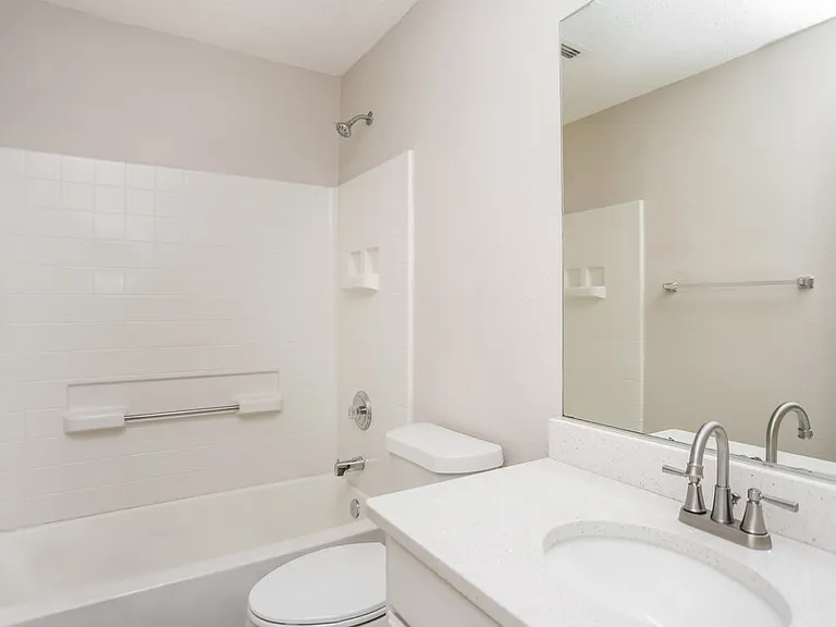 1203 Hampton Dr — Photo 16