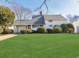 87 Bobolink Ln, Levittown, NY 11756