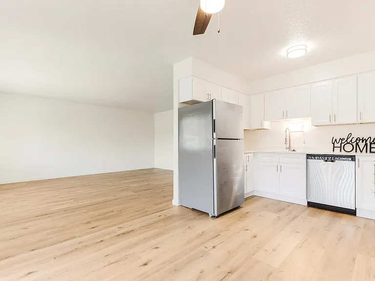 West Royal Apartments — Photo 8