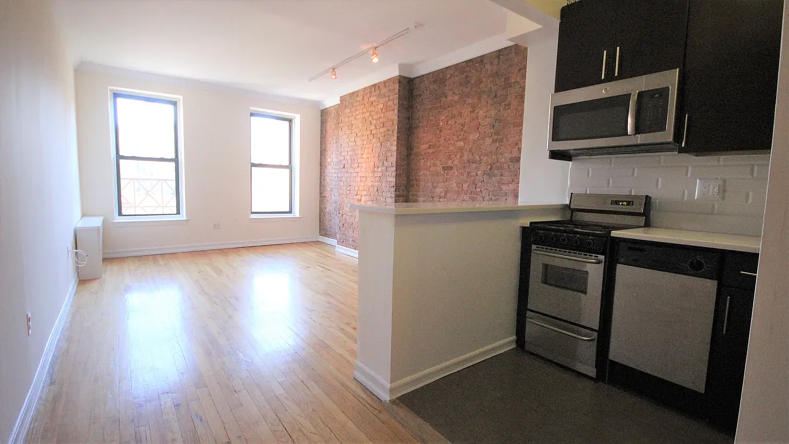 906 Amsterdam Ave — Photo 2