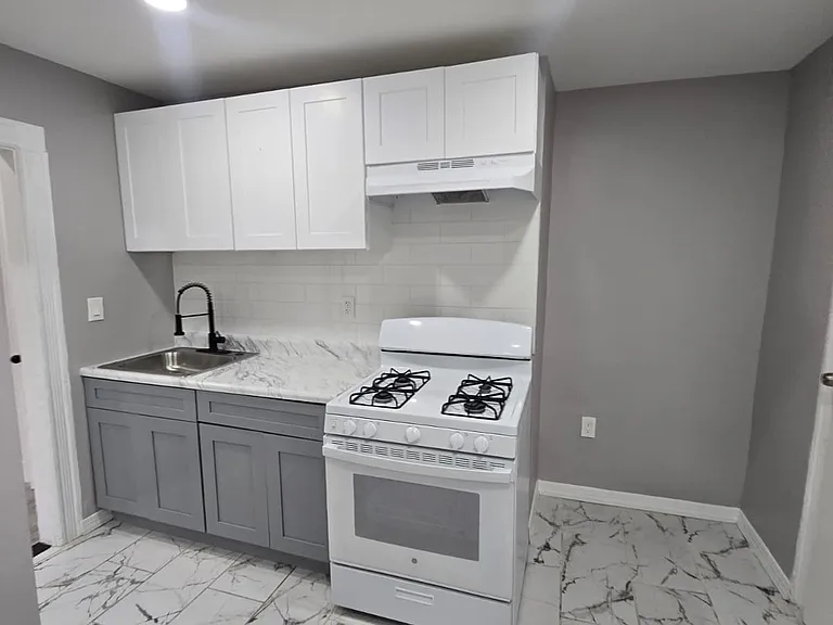 125-127 Redwood Ave #2C — Photo 1