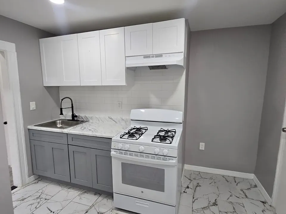 125-127 Redwood Ave #2C
