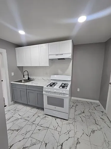125-127 Redwood Ave #2C Photo 1