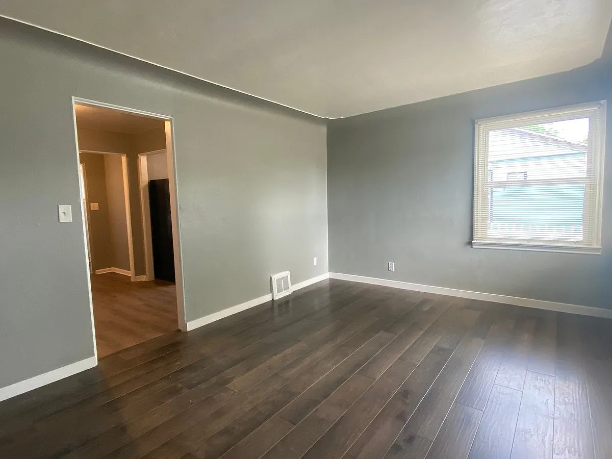 1149 Newark St - 1149 Newark St — Photo 2