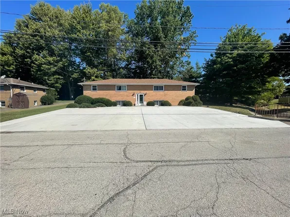 2 Sandy Dr, New Middletown, OH 44442