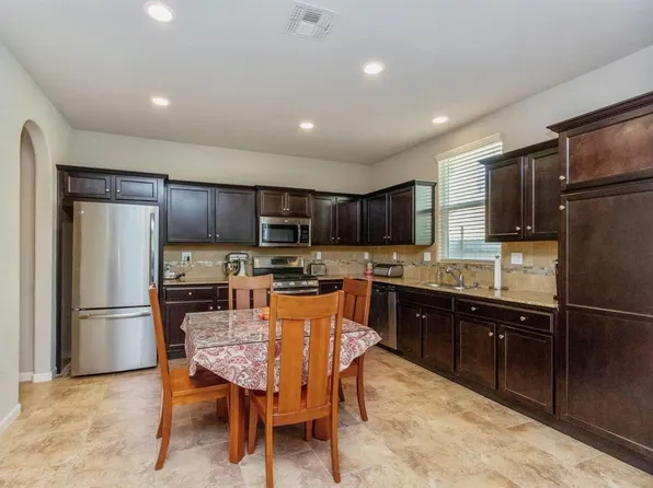 1332 Joy Dr, Clovis, CA 93619