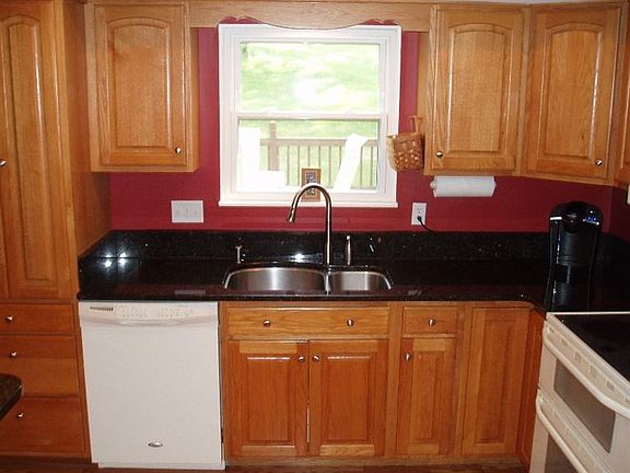 3rd image of 1074 Peachtree Ct