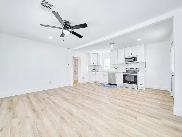 1569 Elliott 1/2 St #B — Photo 14