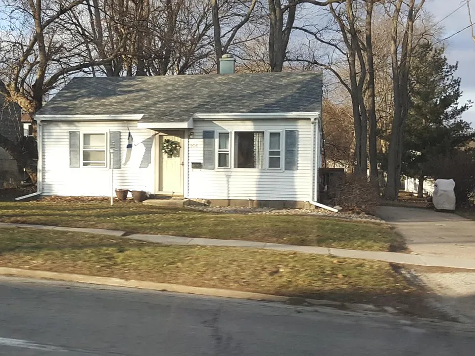 906 E Empire St