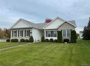 11 Bluejay Ln, Grand Island, NY 14072