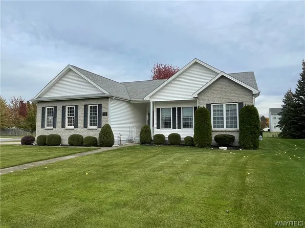 11 Bluejay Ln, Grand Island, NY 14072