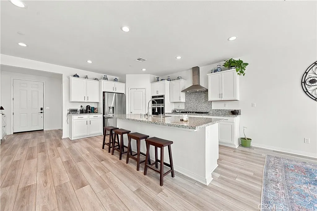 5 bed, 2790 sqft, $4,100 — Photo 2