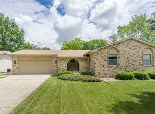 317 Oak Park Cir, Waterloo, IA 50701